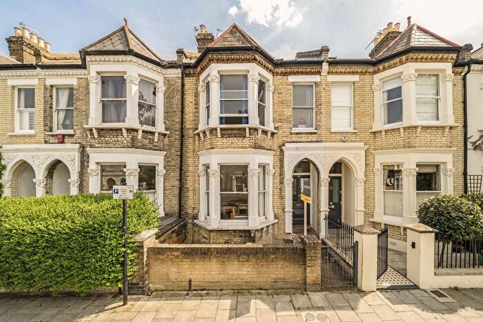 3 Bedroom Flat To Rent In Elms Crescent, Clapham, SW4
