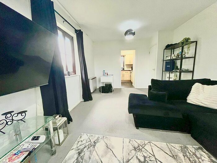 1 Bedroom Flat To Rent In Godolphin Court, Brighton Road, Crawley, RH10