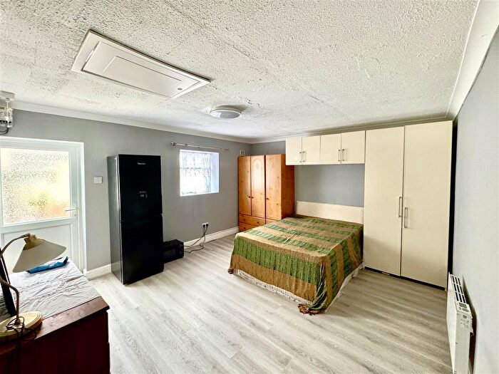 Studio To Rent In Wellington Avenue, Hounslow, TW3