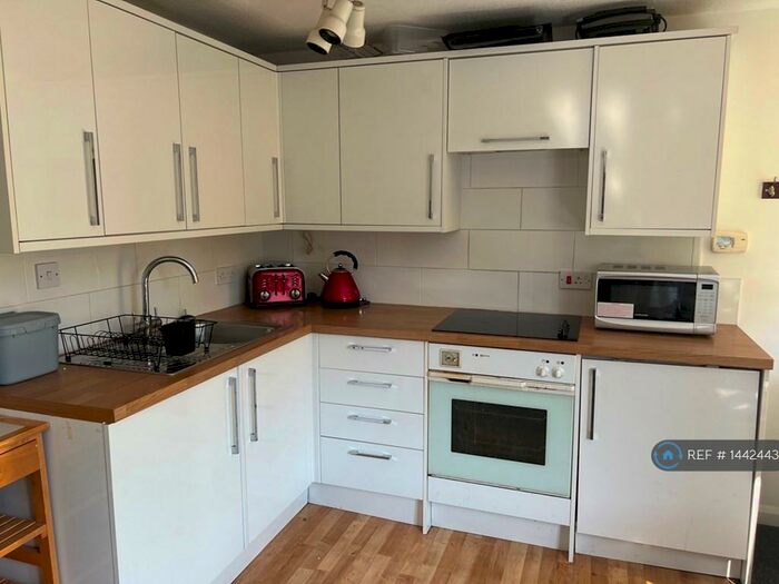 Studio To Rent In Woking, Woking, GU21