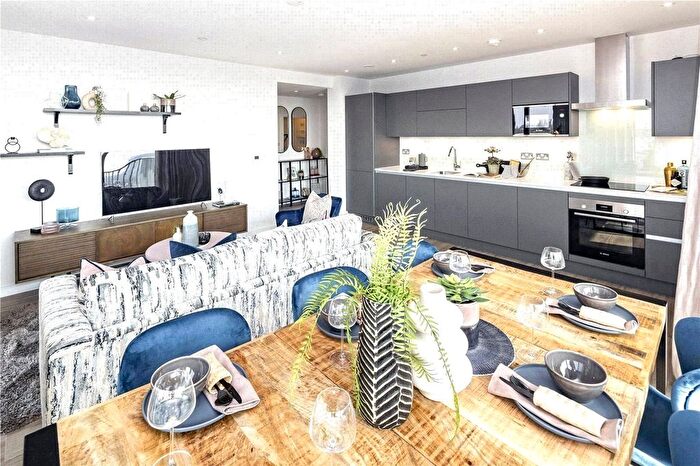 3 Bedroom Flat For Sale In The Lock, Greenford Quay, Greenford, UB6