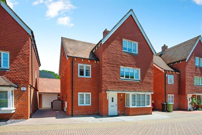 6 Bedroom Detached House For Sale In Apsley Road, Horley, RH6
