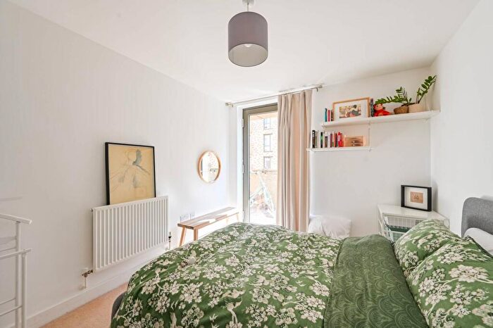 2 Bedroom Flat To Rent In Nelson Walk, Bow, London, E3