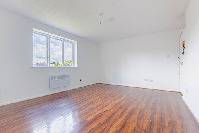 Flat To Rent In Northcott Avenue, Alexandra Palace, N22