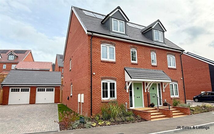 3 Bedroom Semi-Detached House To Rent In Coronation Avenue, Cuffley, EN6