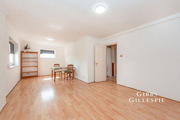 2 Bedroom Flat To Rent In Aplin Way, Isleworth, TW7