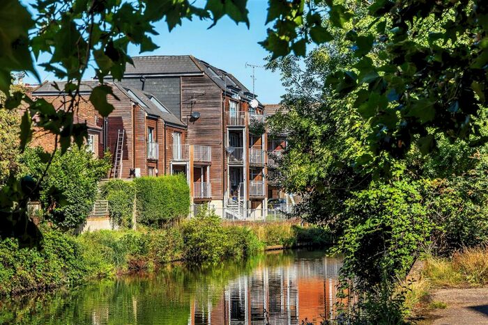 2 Bedroom Flat To Rent In Walnut Tree Close, Guildford, GU1