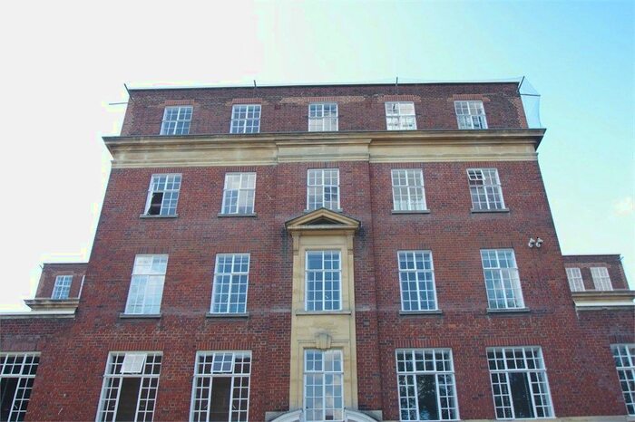 2 Bedroom Flat To Rent In The Parade, High Street, Watford, WD17