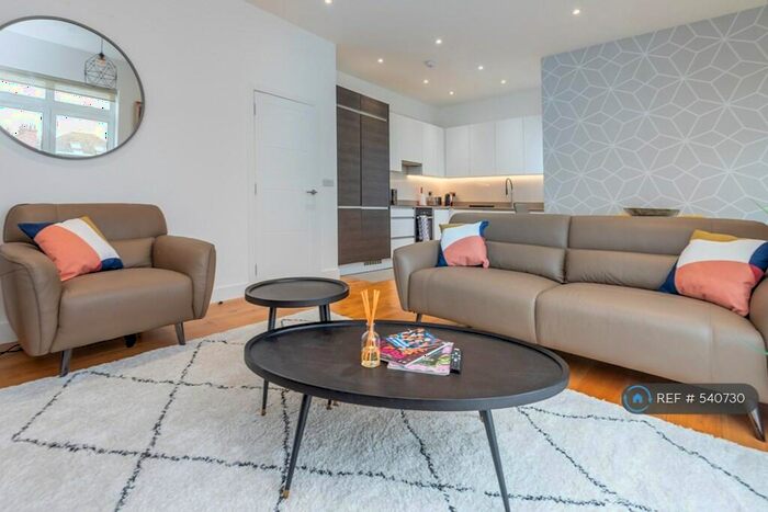 3 Bedroom Maisonette To Rent In Bow Lane, London, N12