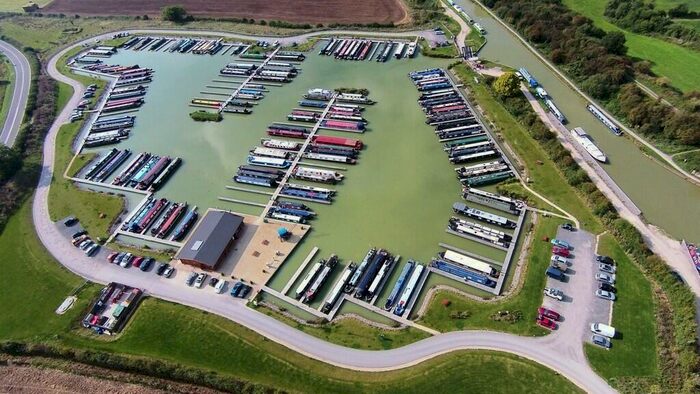 1 Bedroom House Boat For Sale In Lower Fox Hangers, Rowde, SN10