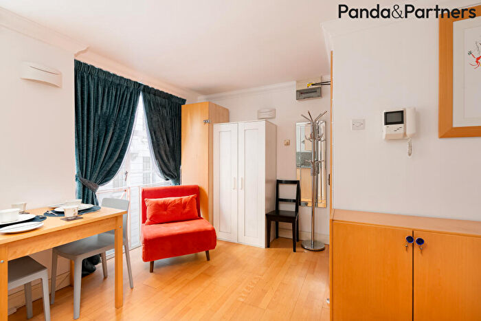 1 Bedroom Apartment To Rent In Trinity Square, London, EC3N
