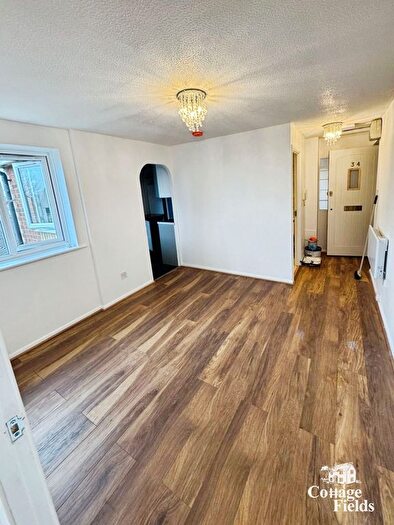 1 Bedroom Flat To Rent In Linwood Crescent, Enfield, EN1