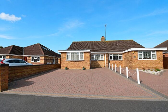 3 Bedroom Semi-Detached Bungalow For Sale In Sibley Close, Luton, Bedfordshire, LU2