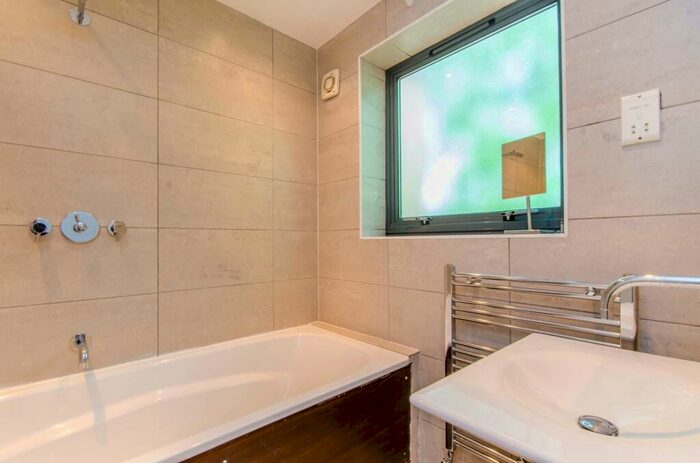 1 Bedroom Flat To Rent In Paradise Passage, Highbury And Islington, London, N7