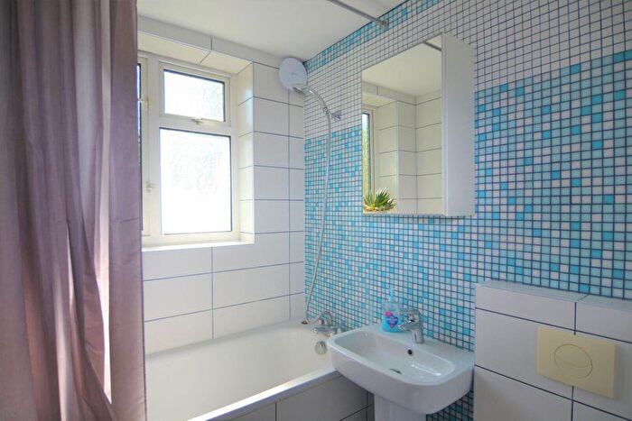 1 Bedroom Flat To Rent In Tabard House, Upper Teddington Road, KT1