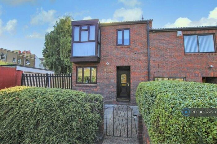 3 Bedroom End Of Terrace House To Rent In Bloomfield Road, London, SE18