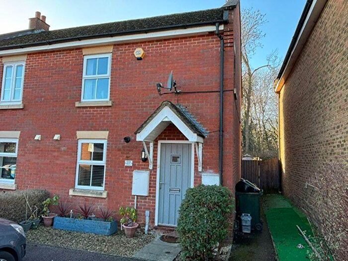 3 Bedroom Semi Detached House To Rent In Stroud Close, Banbury, OX16