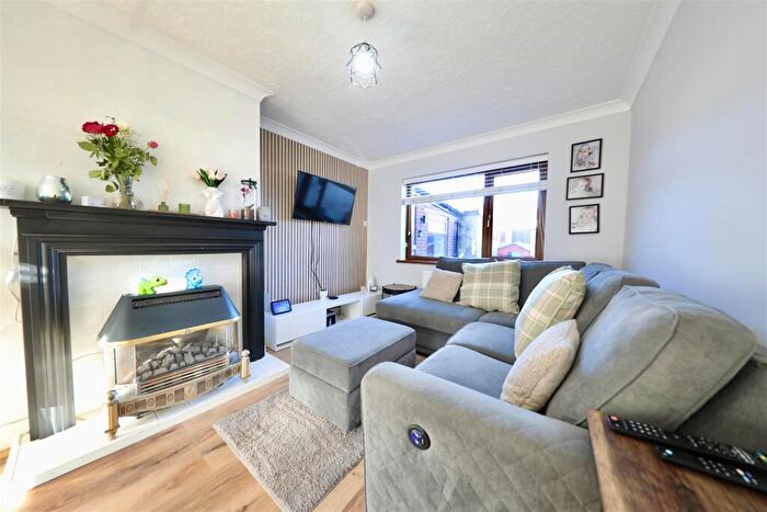 2 Bedroom End Of Terrace House For Sale In Chadcourt, Hull, HU6