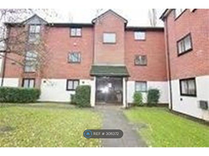 4 Bedroom Flat To Rent In Wheatley Close, Hendon, NW4