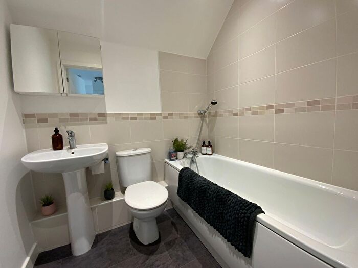 2 Bedroom Flat For Sale In Cruickshank Drive, Wendover, HP22