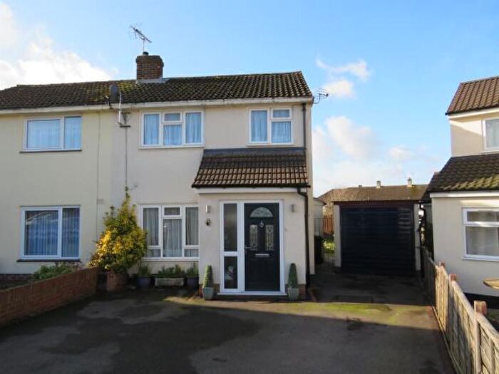 3 Bedroom Semi-Detached House For Sale In Alandale Close, Reading, RG2