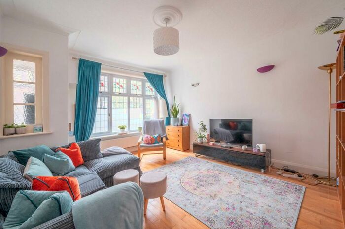 4 Bedroom House To Rent In Temple Gardens, Temple Fortune, London, NW11