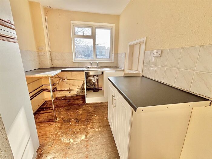 2 Bedroom Flat For Sale In Dacombe Close, Upton, Poole, BH16