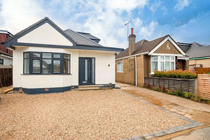 4 Bedroom Bungalow To Rent In Farleigh Road, Addlestone, KT15