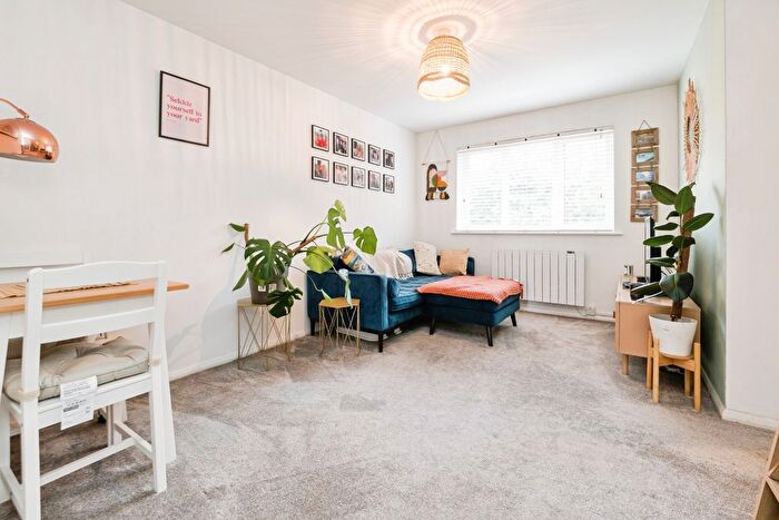 1 Bedroom Flat For Sale In Greenacre Gardens, London, E17