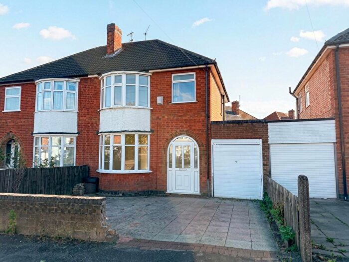 3 Bedroom Semi-Detached House For Sale In Aberdale Road, Leicester, LE2