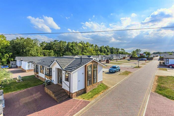2 Bedroom Mobile Home For Sale In Meadow View, Harrietsham, ME17