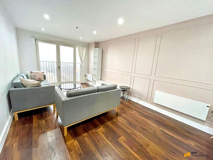 3 Bedroom Flat To Rent In Block A Wilburn Basin, Salford, M5