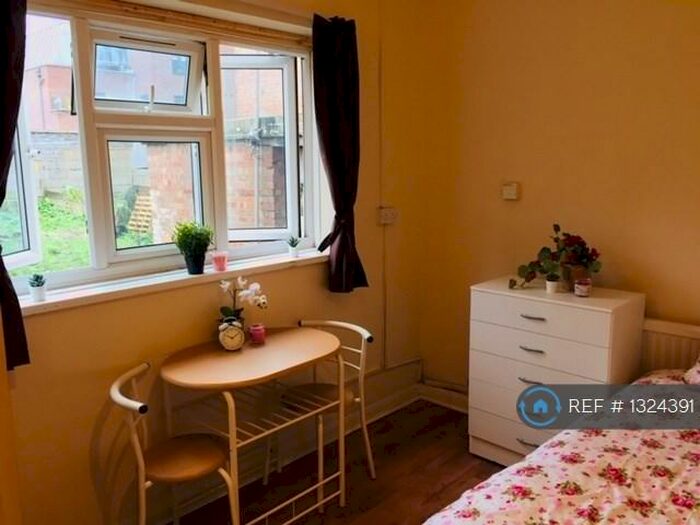 Studio To Rent In Green Lanes, London, N8
