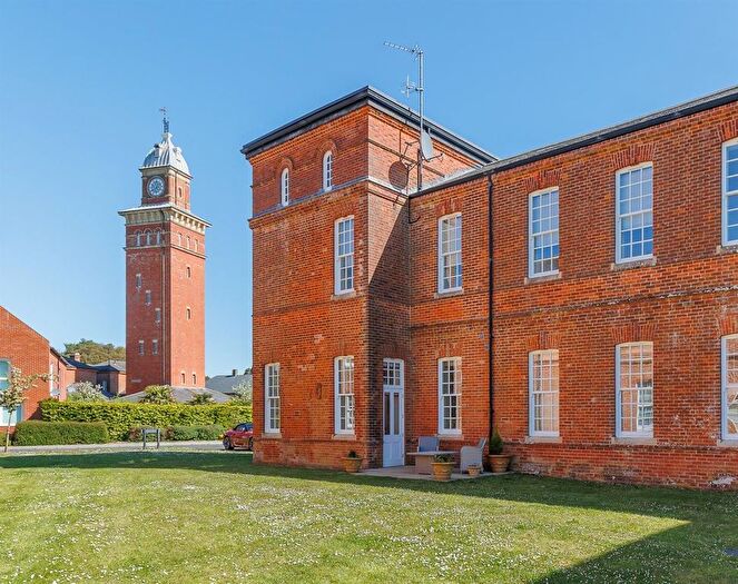2 Bedroom Flat For Sale In Gatcombe, Isle Of Wight, PO30