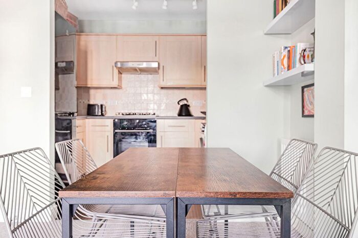 2 Bedroom Flat For Sale In Masons Hill, Bromley, BR2