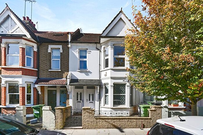 2 Bedroom Flat To Rent In Eynham Road, North Kensington, London, W12
