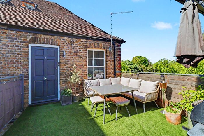 1 Bedroom Flat For Sale In High Street, Esher, KT10