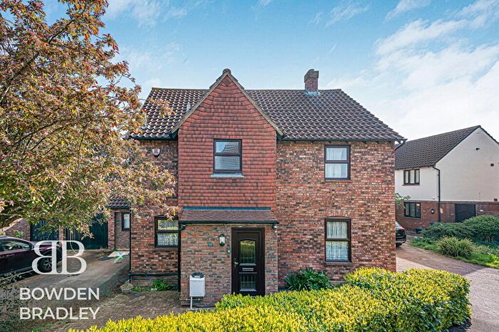 4 Bedroom Link Detached House For Sale In Peel Place, Clayhall, IG5