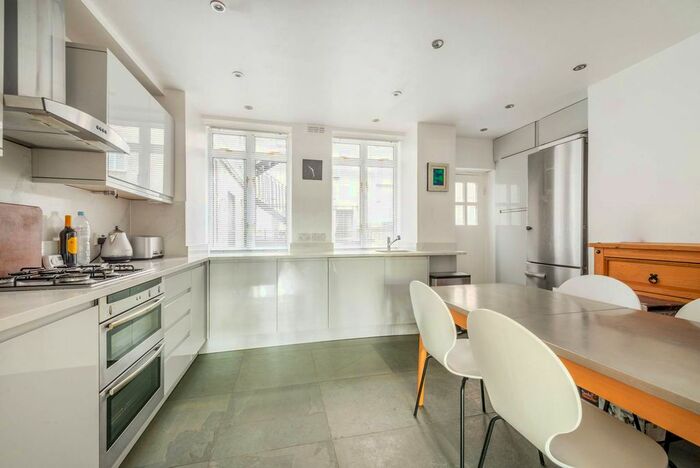 3 Bedroom Flat To Rent In Lancaster Gate, Lancaster Gate, London, W2