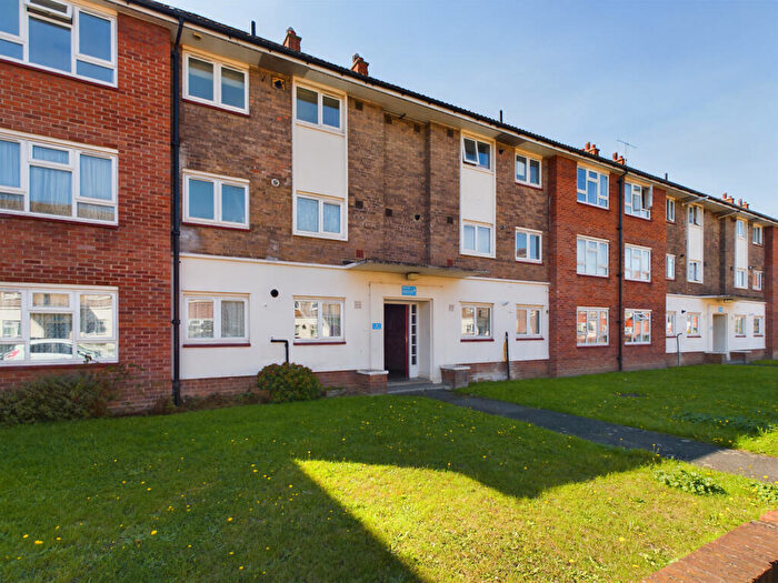 2 Bedroom Flat For Sale In Martins Road, Bromley, Kent, BR2