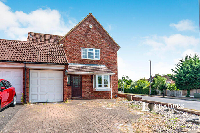 4 Bedroom Link Detached House To Rent In Tyne Crescent, Bedford, MK41