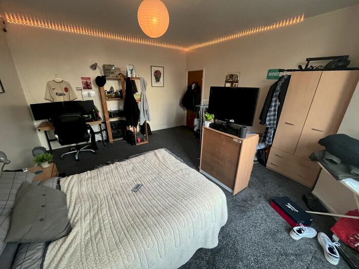 3 Bedroom Flat To Rent In Cardigan Road, Leeds, West Yorkshire, LS6