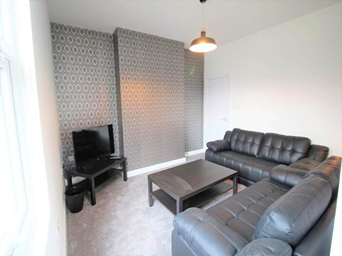 1 Bedroom Flat To Rent In Kirkstall Lane (room ), Headingley, Leeds, LS6