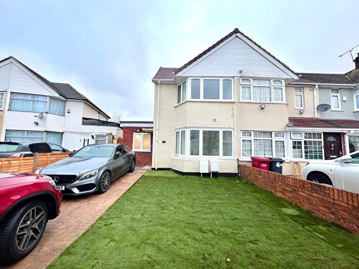 6 Bedroom Semi-Detached House To Rent In Loddon Spur, Slough, SL1