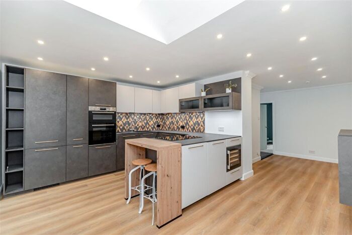 3 Bedroom Property To Rent In Highlands Avenue, Strensall, YO32