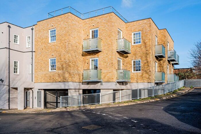 2 Bedroom Flat For Sale In Crummock Chase, Crown House, KT6