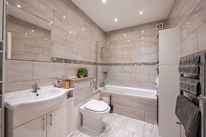 2 Bedroom Flat For Sale In Hamilton Road, Wimbledon, London, SW19