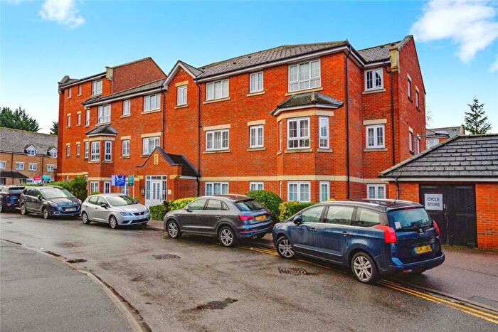 2 Bedroom Flat For Sale In Watling Gardens, Dunstable, Bedfordshire, LU6