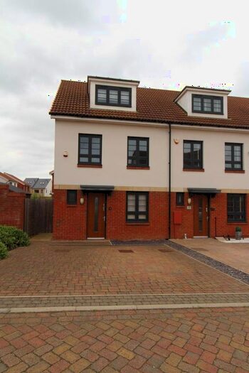 3 Bedroom Town House To Rent In Leightonhouse Close, St Neots, Cambridgeshire, PE19