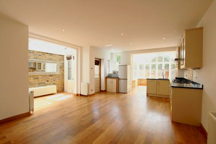 2 Bedroom Flat To Rent In Richmond Road, Twickenham, TW1